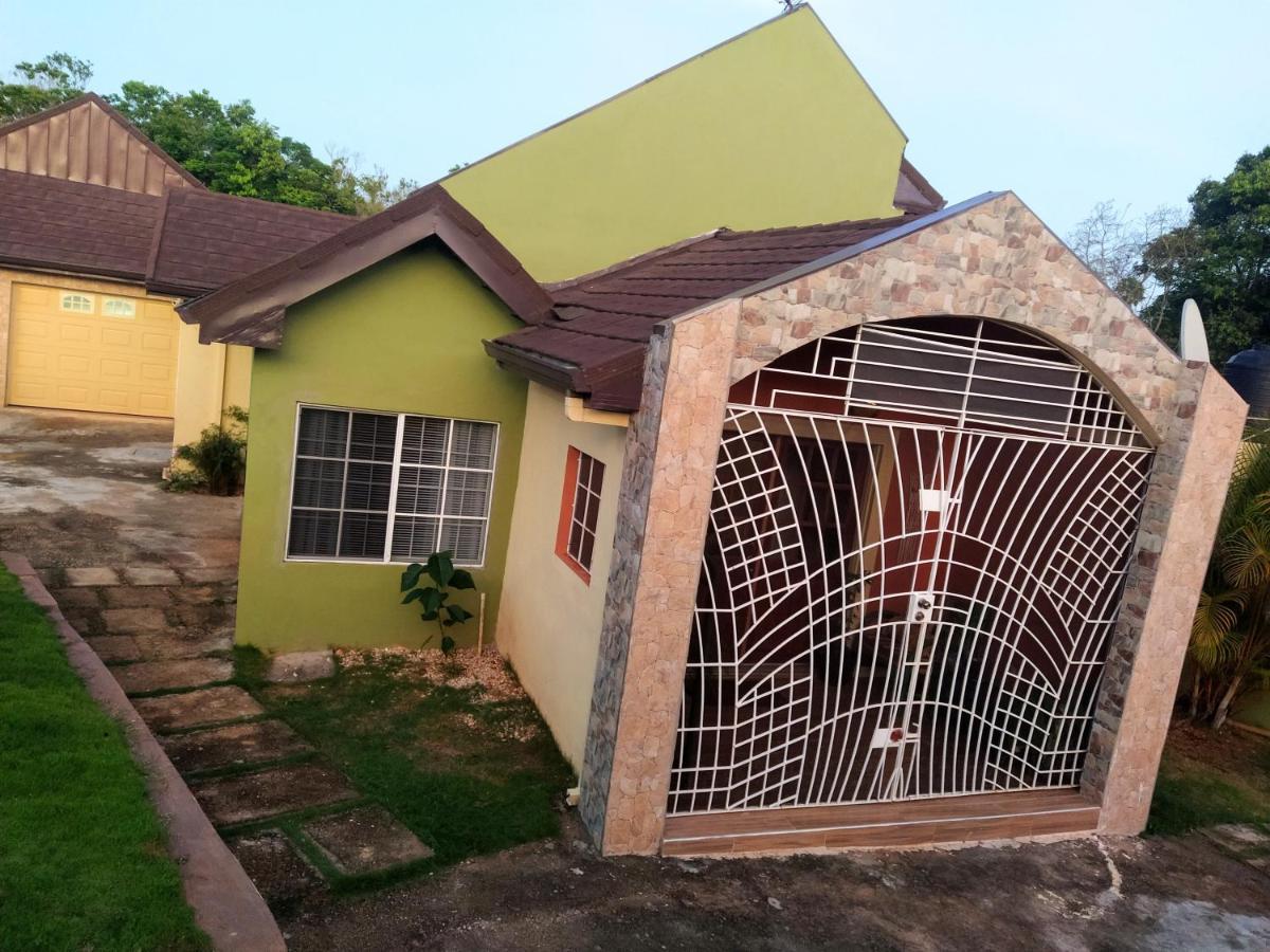 Gables Vacation Rentals With Private Gated Parking Onsite Knockpatrick Екстер'єр фото