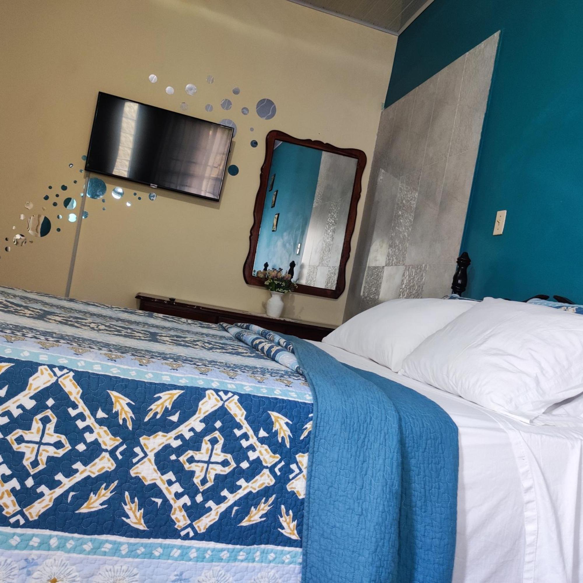 Gables Vacation Rentals With Private Gated Parking Onsite Knockpatrick Екстер'єр фото